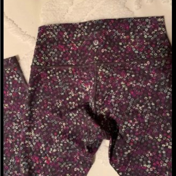 Lululemon leggings size 8 - Picture 2 of 3